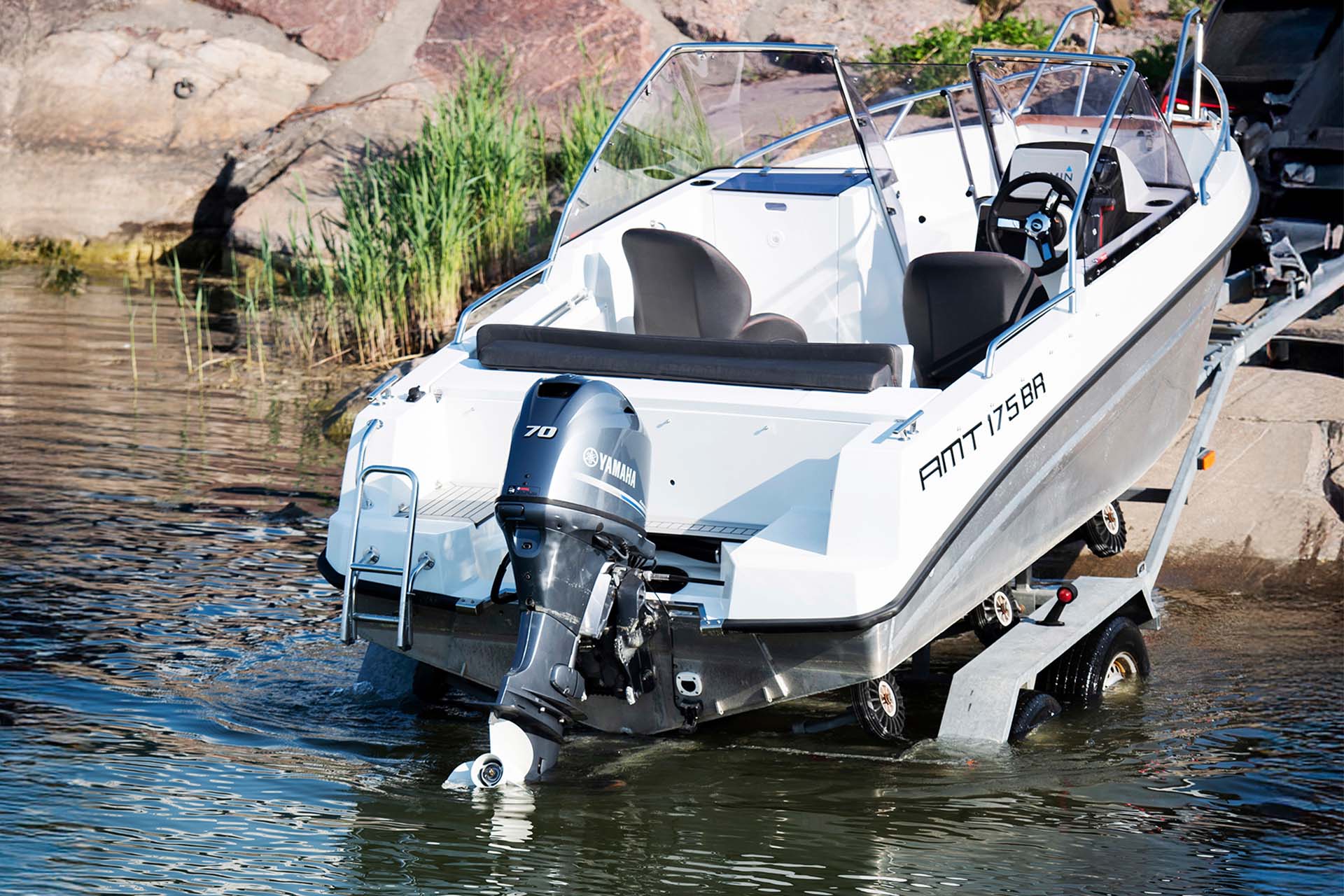 Motorbåt på trailer, redo för sjösättning.