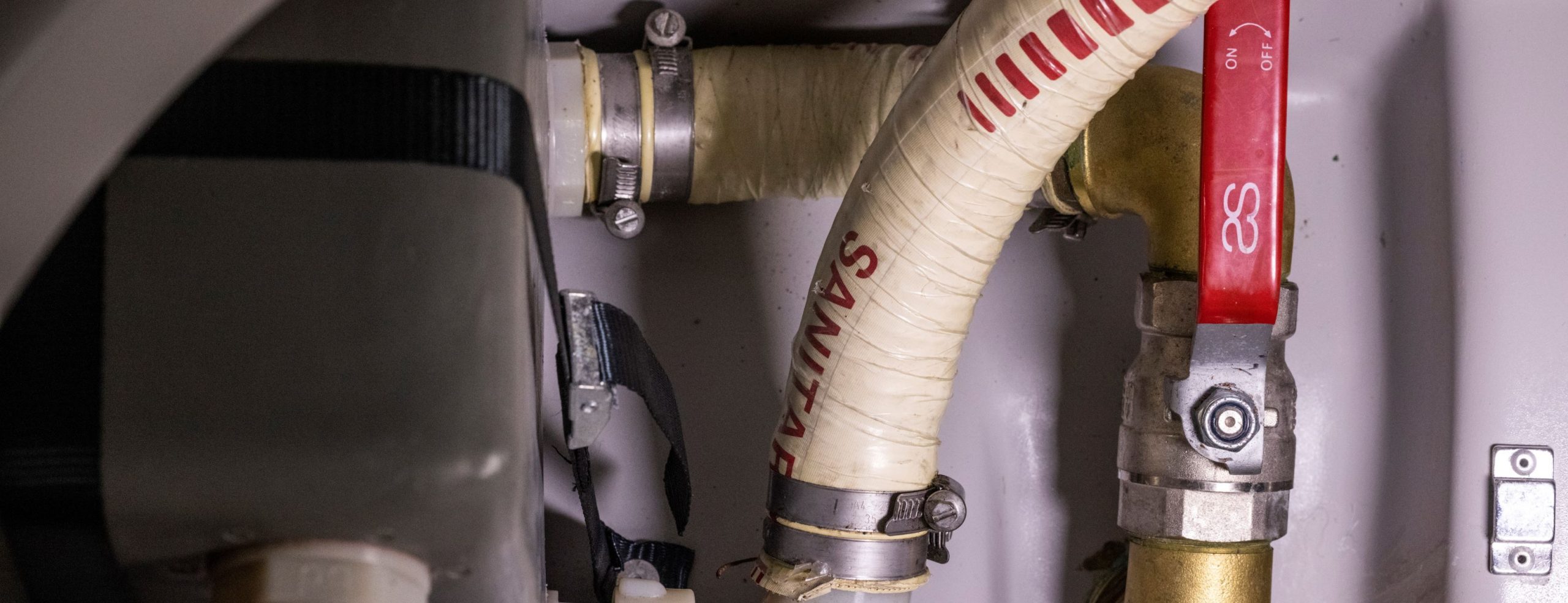 Båtens slangar i närbild